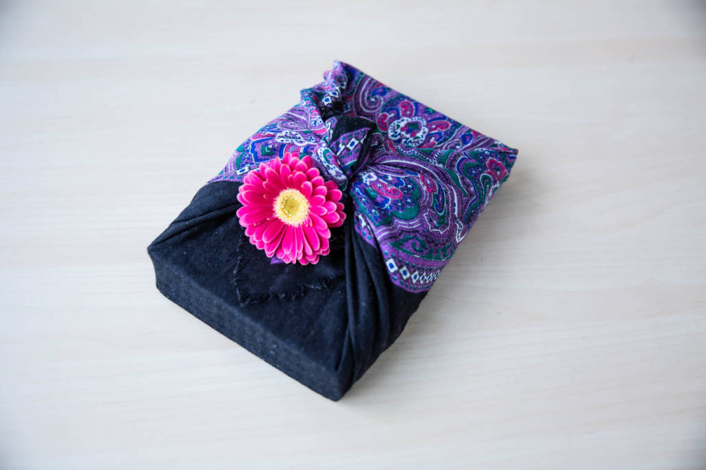 Verpacke Geschenk in Stoff